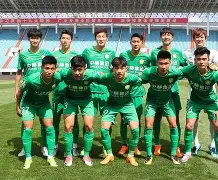 “苏超”盐城队球员中场吊射破门